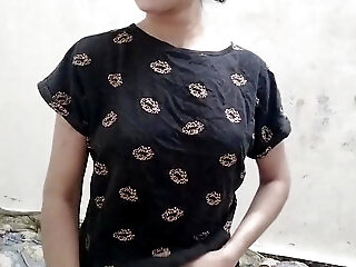 Desi Aunty Ko Saman Dene Ke Bahane Pel Diya