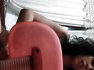 Hairy Menina Masturbates Nua...