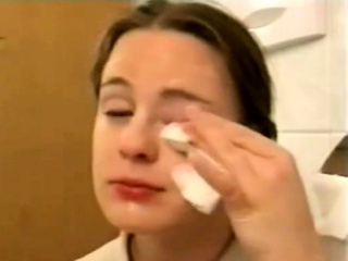 Sie Laesst Sich Ins Gesicht Spritzen