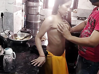 Naukrani Ko Kichen Me Hi Pakad Jabar Dasti Pela