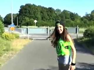 Freche Goere Besorgt Es Sich Mitten Im Kreisverkehr!
