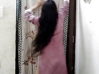 Desi Aunty Ko Saman Dene Ke Bahane Pel Diya