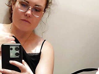 Coquinette Takes Advantage Of The Fitting Rooms To Do Herself Good