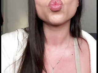 First Time Fuck Machine On Full Speed Made This Brunette Cum And Shake Like Crazy