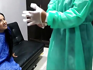 Wide Hips In Cita Con Ginecologa Se Pone Caliente Y Termina Masturbandome Hasta El Orgasmo En La Revision 10 Min