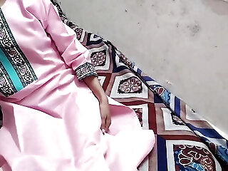 Desi Aunty Ko Saman Dene Ke Bahane Pel Diya