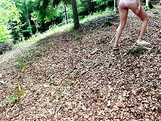 I Walk And Undress In Public - Amateur