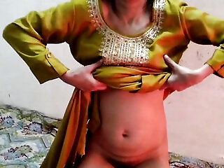 Desi Aunty Ko Saman Dene Ke Bahane Pel Diya