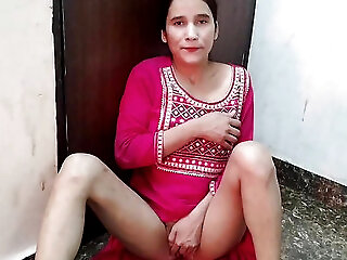 Desi Aunty Ko Saman Dene Ke Bahane Pel Diya
