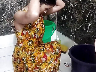 Step Sister Ko Bathroom Me Nahate Hue Video Bna Liya