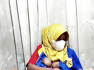 Hijab Cashier Indomaret Masturbates Using Dildo