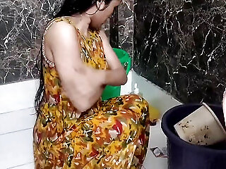 Step Sister Ko Bathroom Me Nahate Hue Video Bna Liya